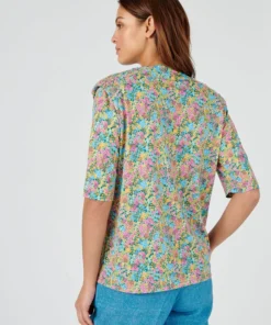 Blouse fluide à épaulettes.