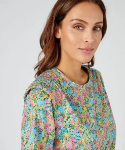 Blouse fluide à épaulettes.
