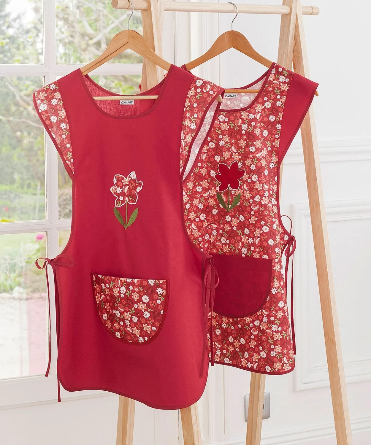 Lot de 2 tabliers chasuble uni et fleuri.