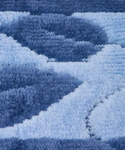 Tapis de bain motif feuilles.