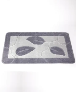 Tapis de bain motif feuilles.