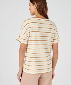 Tee-shirt à rayures en lin majoritaire.